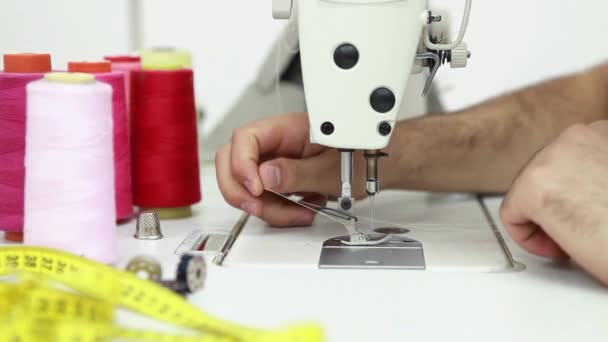 Primer plano de la aguja de la máquina de coser se mueve rápidamente hacia arriba y hacia abajo — Vídeos de Stock