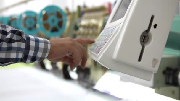 Máquina de costura industrial Textile Factory Tailor Personel — Vídeo de Stock