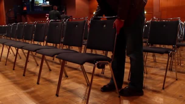 Assentos do salão de conferências a preparar-se — Vídeo de Stock