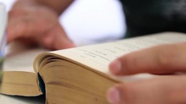 Ödevler için kitap hakkında öğrenci araştırma bilgileri
