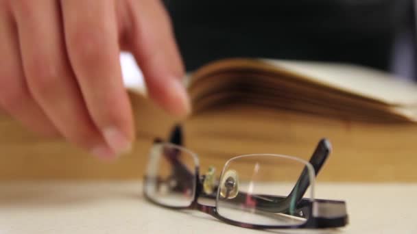 带眼镜的研究书籍 — 图库视频影像