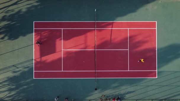 Jugando tenis aéreo — Vídeo de stock