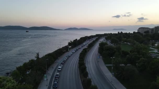 City evening traffic in seashore — Stock Video