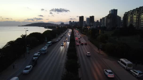 Şehir gece trafiği kıyı yolu — Stok video