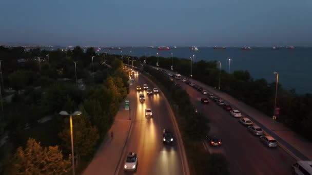 Stadsverkeer op de kustweg — Stockvideo