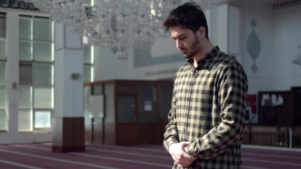 Ένας άντρας προσεύχεται στο τζαμί. — Αρχείο Βίντεο