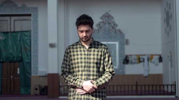 Menyembah pemuda di masjid — Stok Video