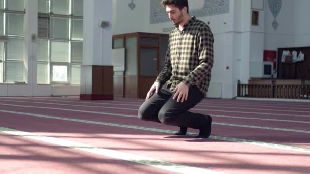 Adorare tânăr în moschee — Videoclip de stoc