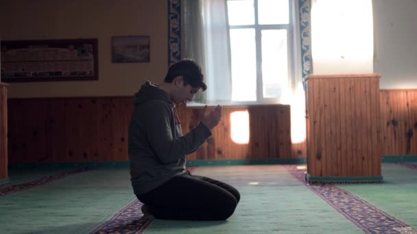 Hombre musulmán orando con la mano — Vídeos de Stock