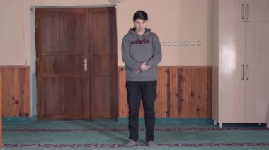 Müslüman Adam Camii Namaz Kalıyor