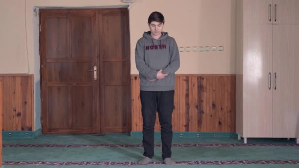 Muslimska mannen ber moskén — Stockvideo