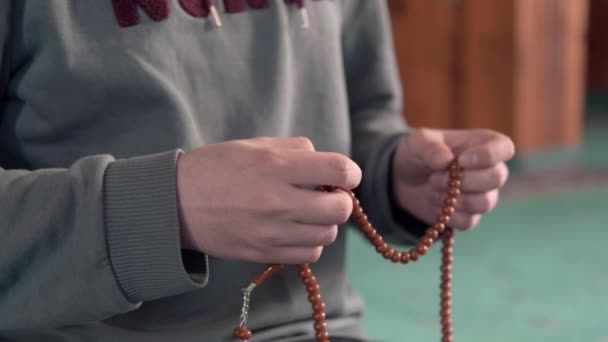 Jonge moslim biddende man — Stockvideo