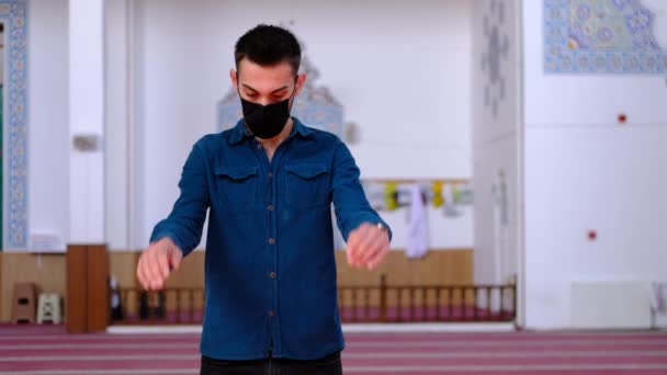 Мусульмане поклонялись мечети в масках — стоковое видео