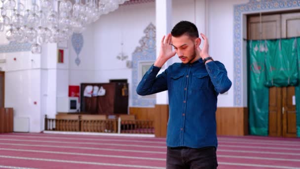 Mezquita adoración chicos jóvenes — Vídeos de Stock