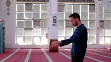 Cami ibadet eden genç çocuklar.