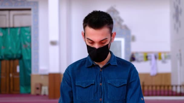 El hombre que adoraba en la mezquita enmascarada — Vídeo de stock