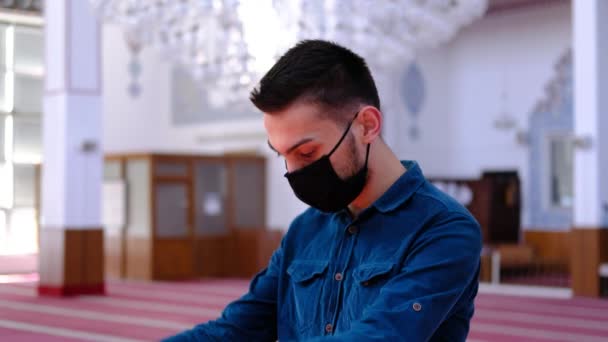 在蒙面清真寺做礼拜的青少年 — 图库视频影像