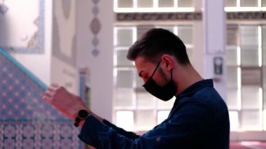 Maskeli camide gençlere tapınılır