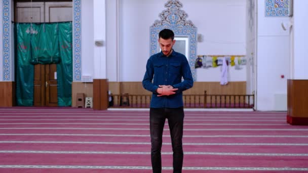 清真寺朝拜年轻人 — 图库视频影像