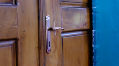 Ahşap cami kapısı açılıyor.