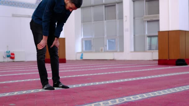 Μουσουλμάνος προσεύχεται με την τοποθέτηση μέτωπό του στο έδαφος — Αρχείο Βίντεο