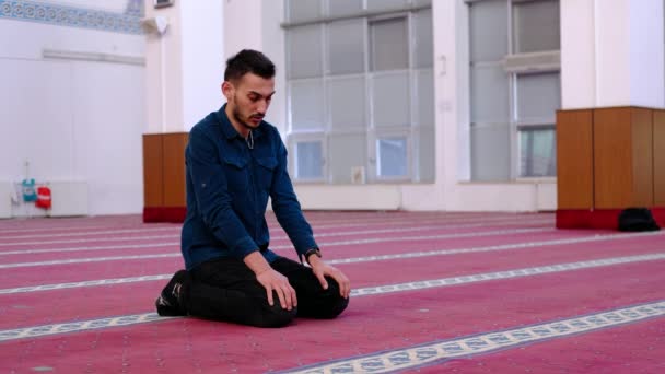 Hombre musulmán rezando colocando su frente en el suelo — Vídeos de Stock