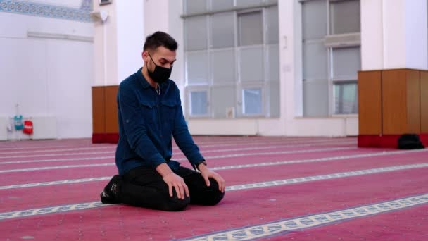 Człowiek zamaskowany obraca głową meczet. — Wideo stockowe