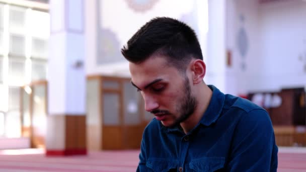 Jóvenes girando la cabeza en la mezquita — Vídeo de stock