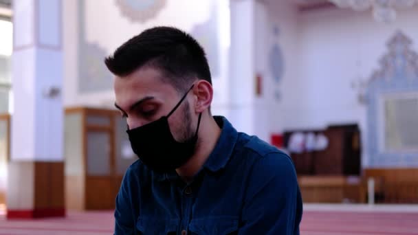 Człowiek zamaskowany obracając głowę meczet — Wideo stockowe