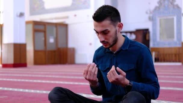 那个人举起双手在清真寺里祈祷 — 图库视频影像