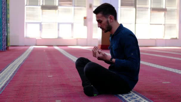 Man upp sina händer och be från moskén — Stockvideo