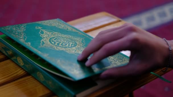 男子阅读古兰经清真寺 — 图库视频影像