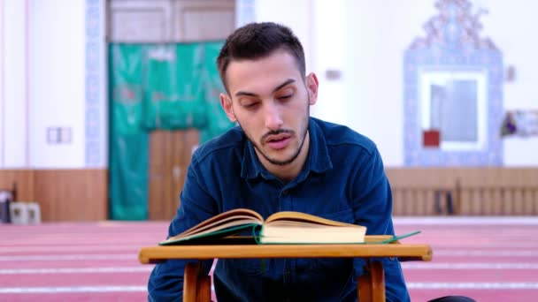 Man som läst Koranmoskén — Stockvideo