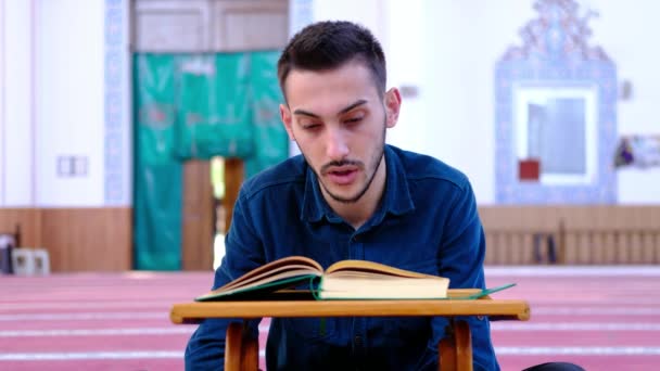 Remaja yang membaca Quran masjid — Stok Video