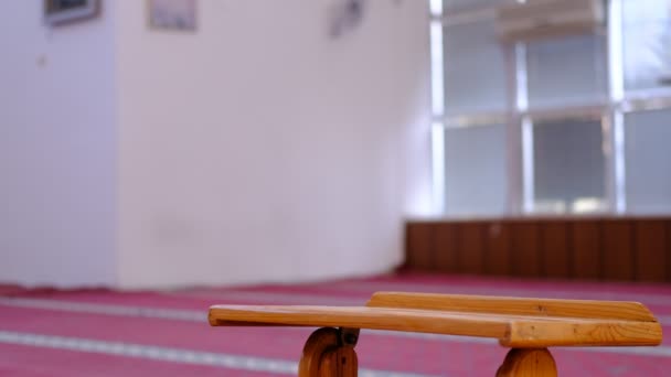 Musulmán adolescente que lee la mezquita del Corán — Vídeo de stock