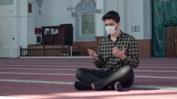 Pandemické modlení v mešitě — Stock video