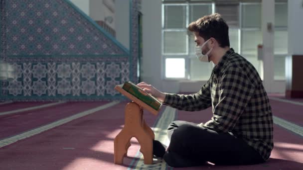 Musulmán joven máscara mezquita, leyendo el Corán — Vídeos de Stock