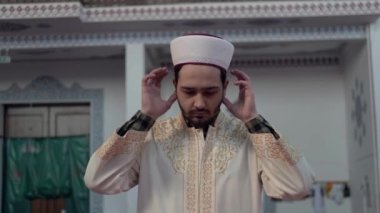 Camideki genç adama ibadet edin.