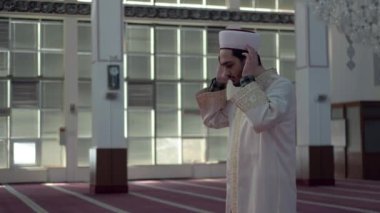 Camide namaz kılan Müslüman imam.