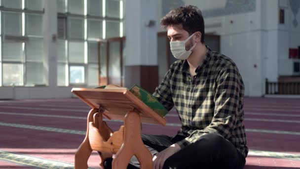 Musli masqué lisant le livre islamique de houx — Video