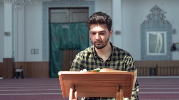 Moslim die koranmoskee leest — Stockvideo