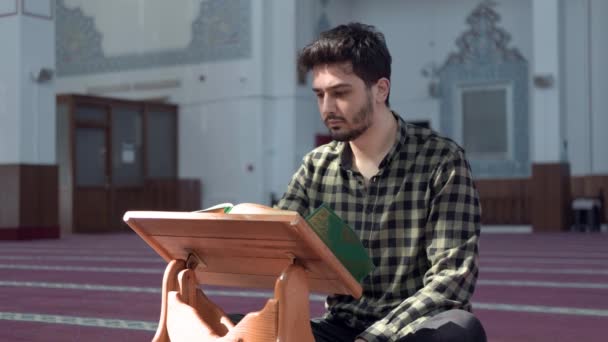 Moslim jongeman leest koranmoskee — Stockvideo