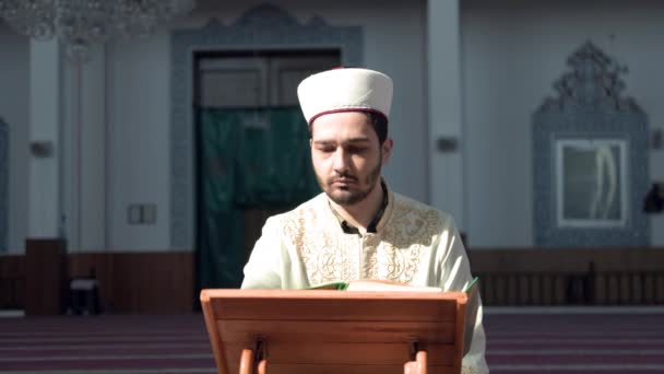阅读古兰经清真寺的穆斯林年轻人 — 图库视频影像