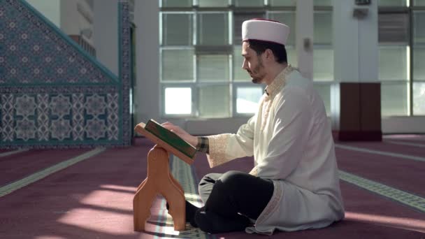 Hombre musulmán leyendo la mezquita del Corán — Vídeos de Stock