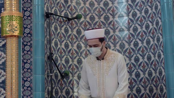 Młody człowiek pandemia modlący się w meczecie — Wideo stockowe