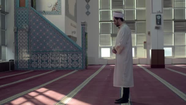 孤独な一人｜イマームモスクを祈る — ストック動画