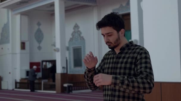 Поклоняться юноше в мечети — стоковое видео