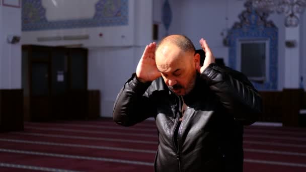 Mezquita oración hombre viejo — Vídeo de stock