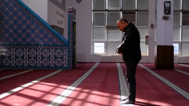 Mosque prayer muslim man — Stock Video