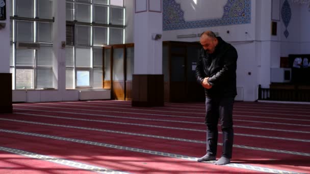 Mosque prayer man — Stock Video